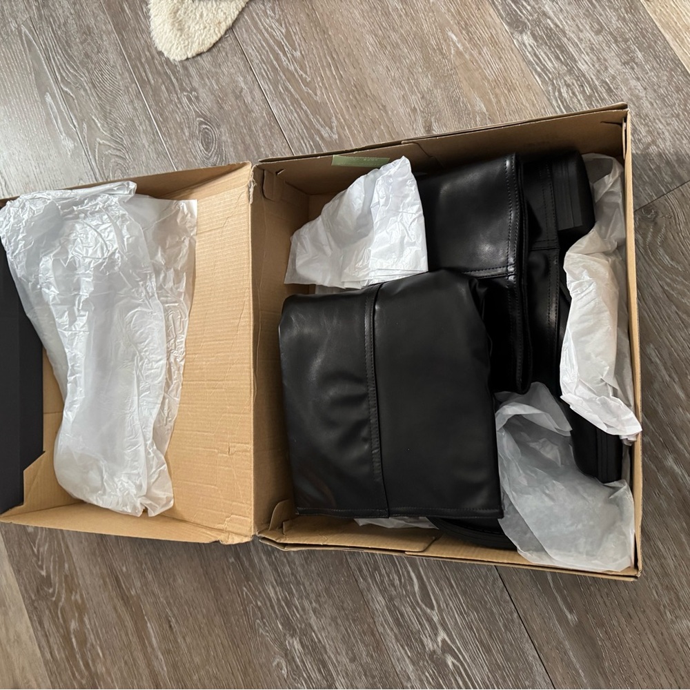 NWT Stylish Black Women's Boots - Picture 5 of 6